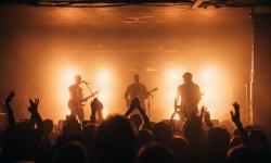 Featured image of post 락밴드 전설적인 무대 뒤 숨겨진 이야기 그들의 뜨거운 에너지